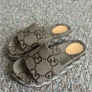 Platform Gucci slides